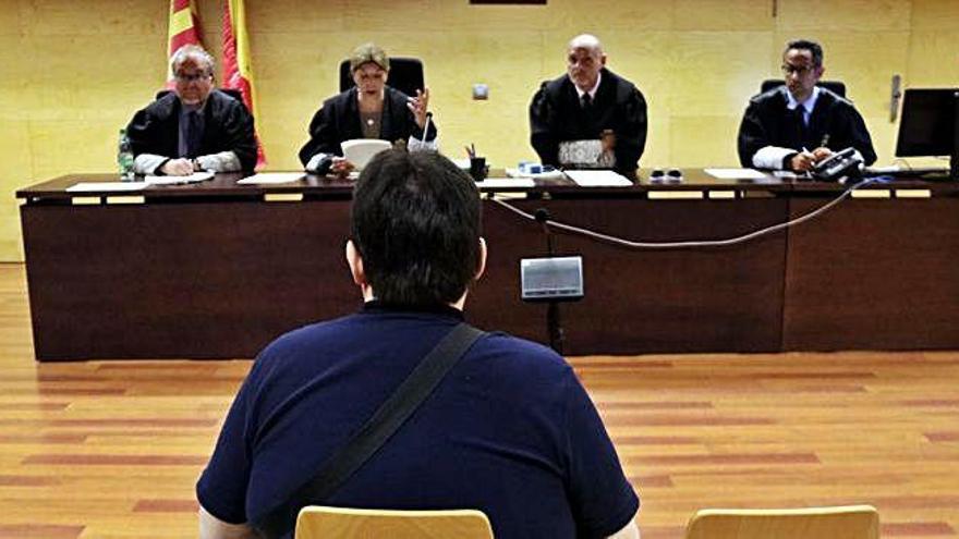 Cinc anys de presó a un veí de Girona per distribuir pornografia infantil