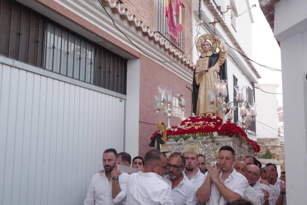 Las calles de Olías vivieron la procesión de San Vicente Ferrer, una cita en la que sus vecinos rindieron culto a su patrón por las estrechas calles del núcleo. Las calles de Olías vivieron la procesión de San Vicente Ferrer, una cita en la que sus vecinos rindieron culto a su patrón por las estrechas calles del núcleo.