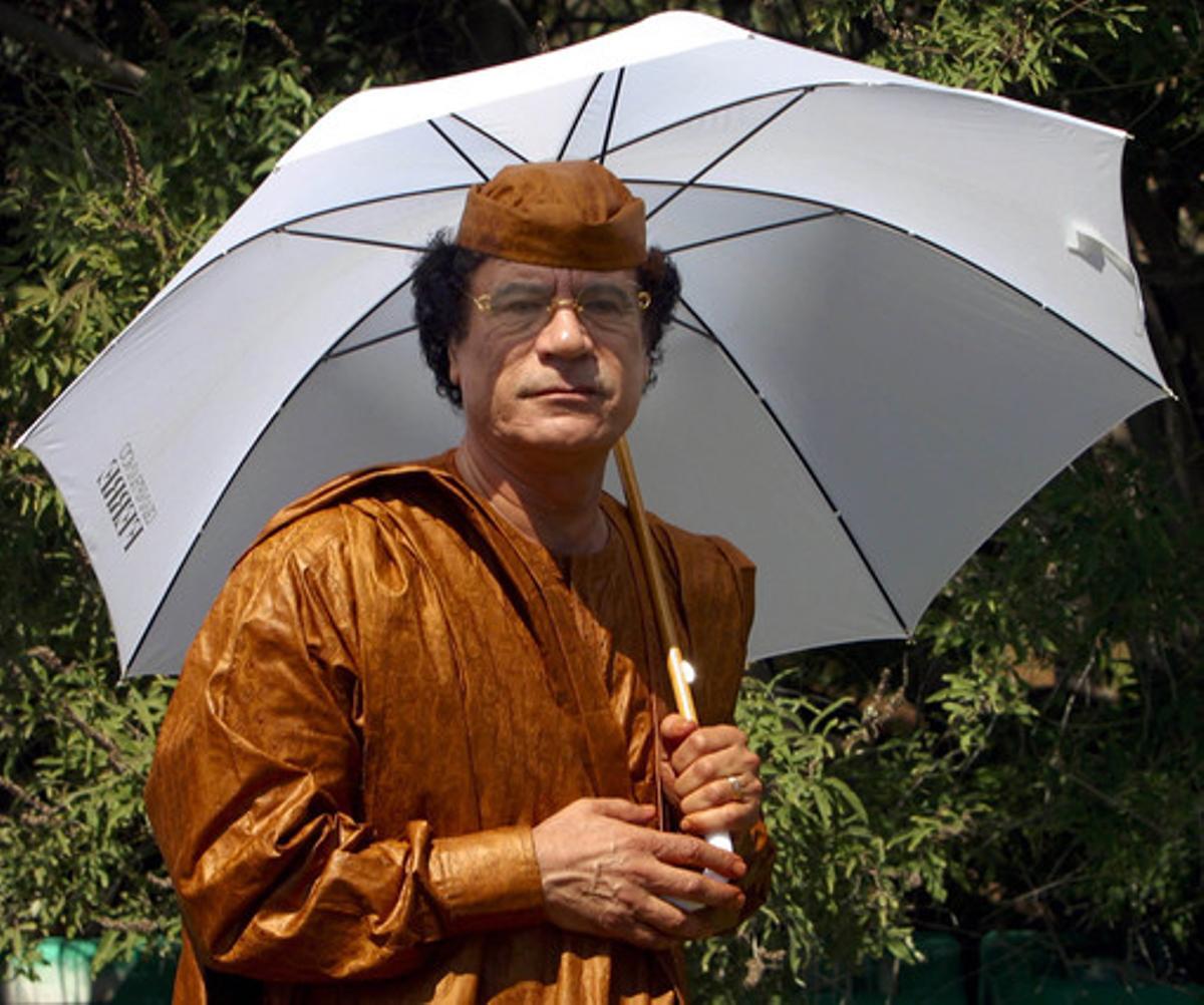 (18/9/20003). El líder libio se protege del sol con un paraguas tras una reunión con José María Aznar celebrada en Trípoli.