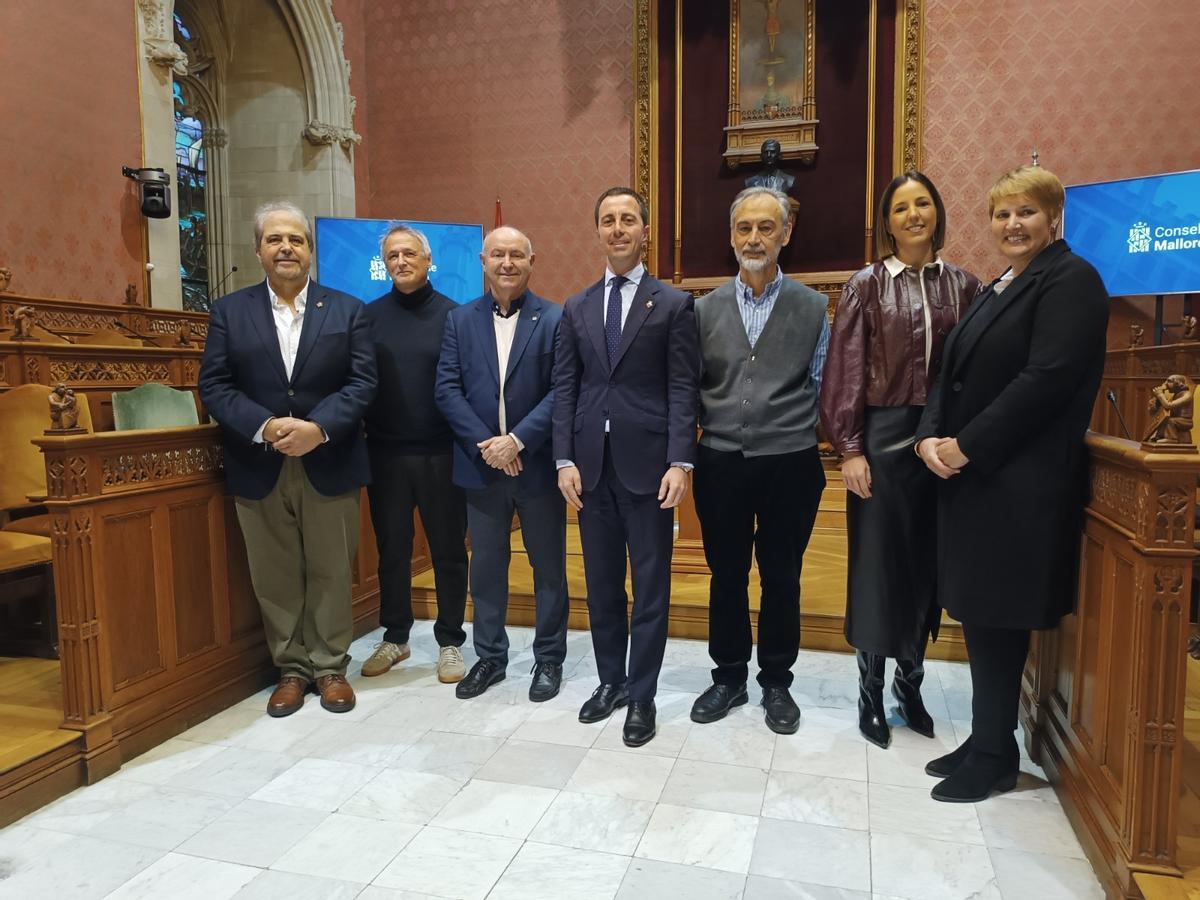 Autoridades insulares y municipales posan tras la firma de compraventa.