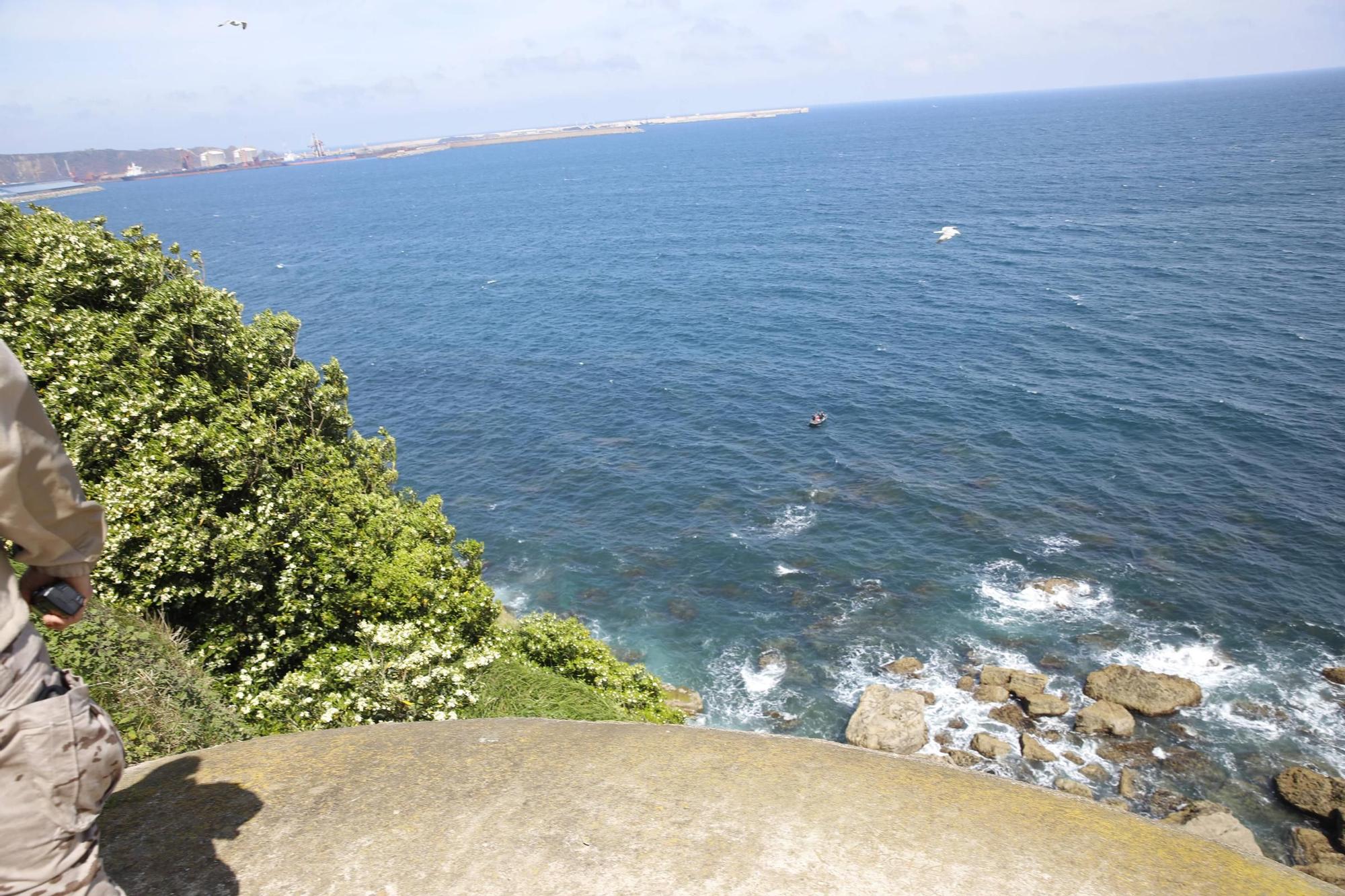 En imágenes: Así fueron las labores de desactivación de tres obuses en la costa de Gijón