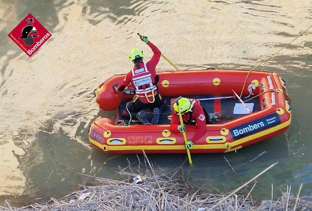 Bomberos emplean material subacuático para localizar el cadáver y su posterior rescate