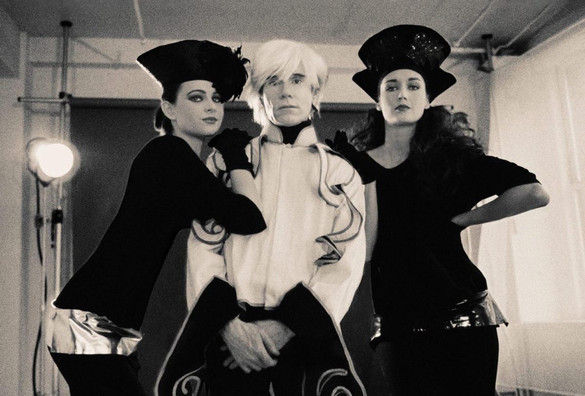 Andy Warhol y las modelos Patricia Van Ryckeghem (izda.) y Clotilde, en 1985.
