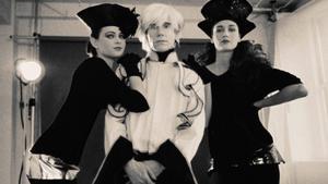 Andy Warhol y las modelos 
Patricia Van Ryckeghem (izda.) 
y Clotilde, en 1985.  
// David Siqueiros.