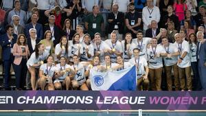 Las jugadoras del Sabadell celebran el título