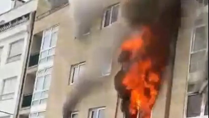 Gran susto e catro persoas evacuadas por un incendio nun piso en Porto do Son