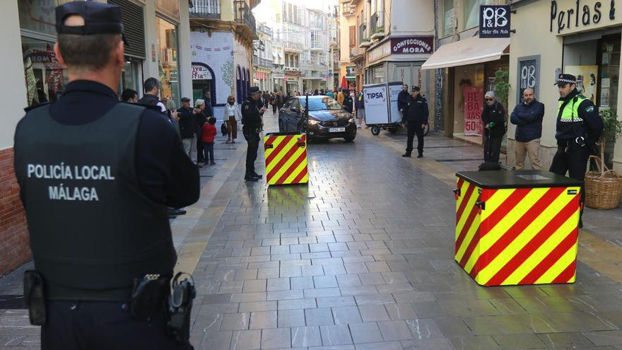 Agentes de la Policía Local, en la calle Especerías.