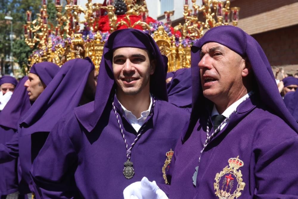 La Hermandad del Jesús Nazareno de los Pasos y María del Rocío Coronada abre los cortejos del día desde el entorno de la plaza de la Victoria