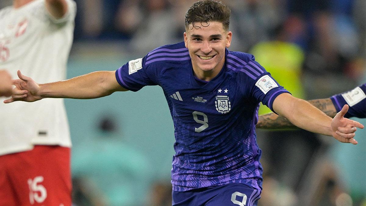 Julián Álvarez celebra su gol.