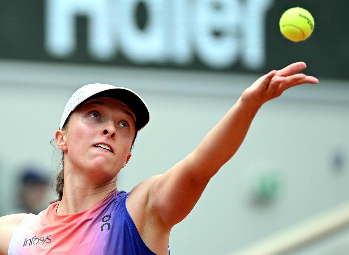 Swiatek saca la apisonadora camino a semifinales de París