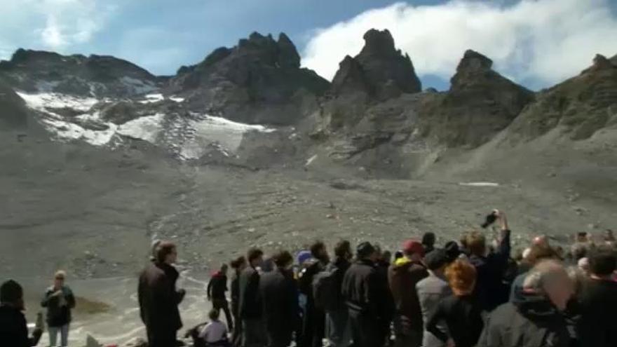 Marcha por un glaciar condenado a muerte