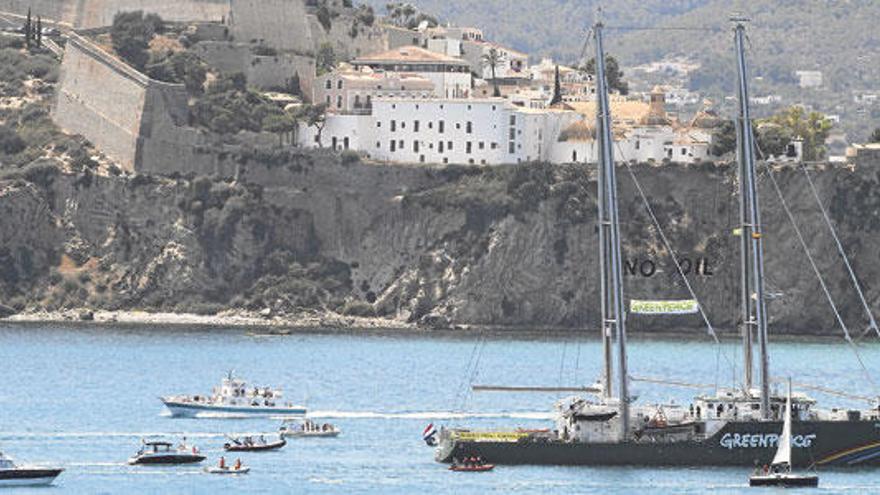 El ´Rainbow Warrior´ arribando ayer al puerto de Eivissa.
