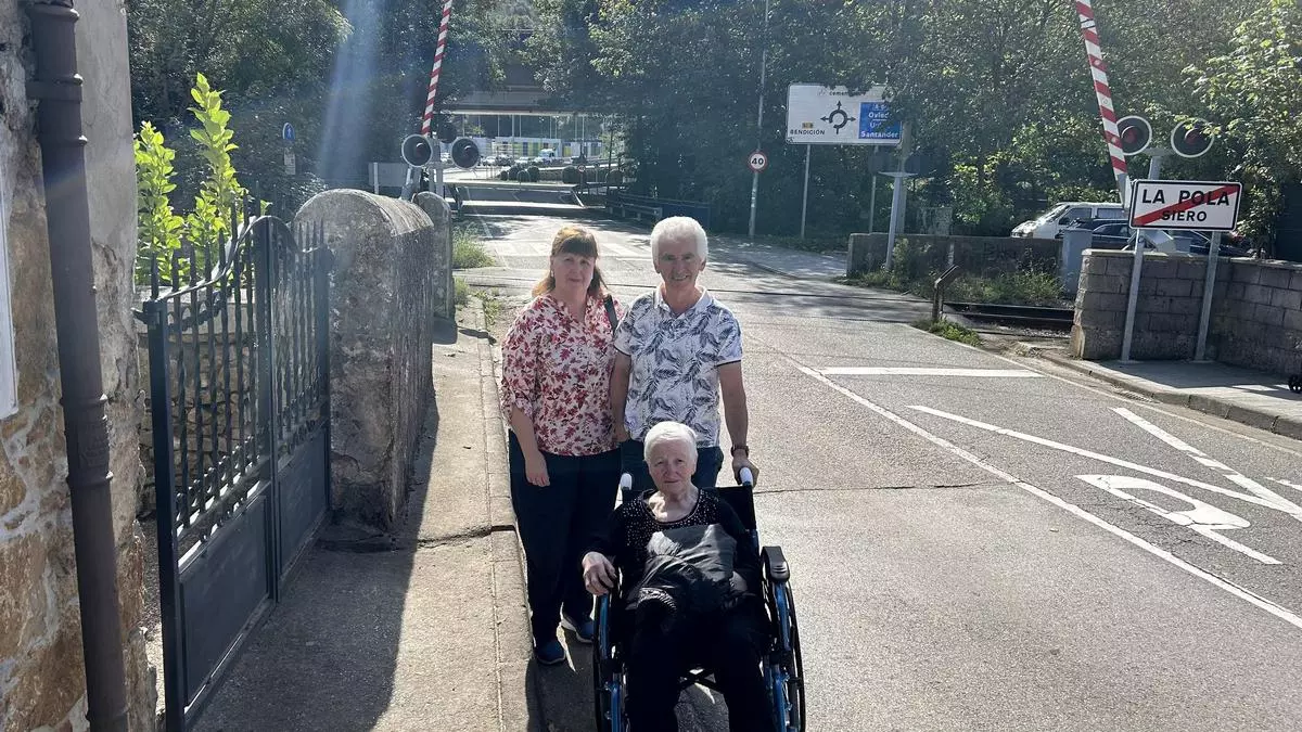 La valoración de los vecinos y conductores de la supresión del paso a nivel de El Bayu en la Pola: "Vimos coches pasar con las barreras bajadas"
