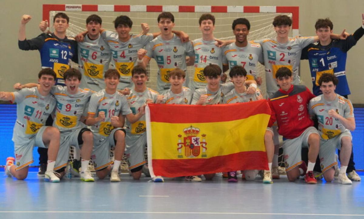 Foto de familia de la selección española juvenil tras ganar el Campeonato del Mediterráneo.