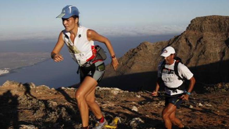 En primer término, Begoña López, tercera clasificada en categoría femenina en la Haría Extreme de 2011, celebrada el pasado 1 de octubre.