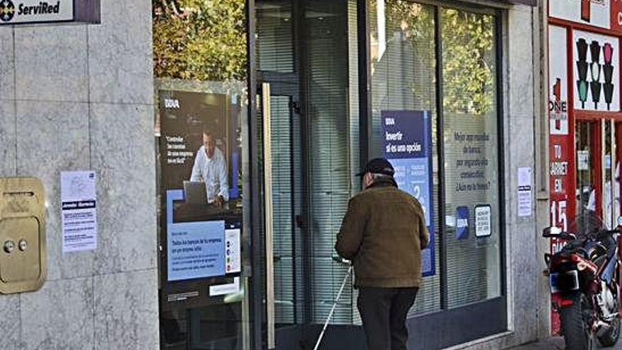 Un hombre entra a una oficina bancaria, ayer en Zamora.