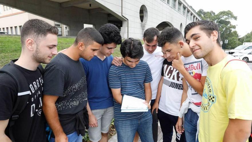 Un grupo de nuevos alumnos, ayer, en plena yincana.