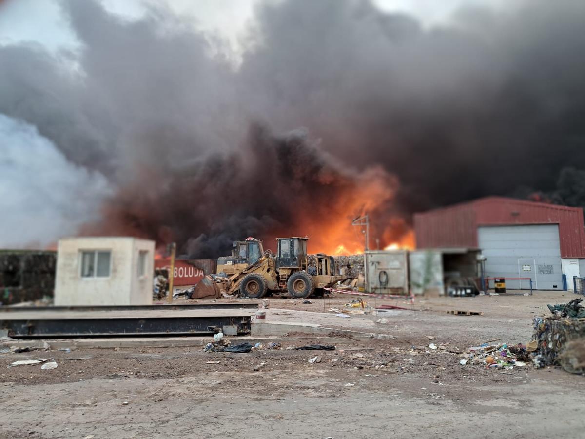 Incendio desatado en la tarde del lunes en el vertedero de Zonzamas, en Lanzarote