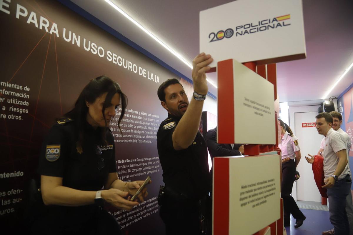 Policía en Ciberland.