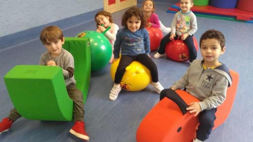 Alumnos en el aula de psicomotricidad del CEIP de Navia. // FdV