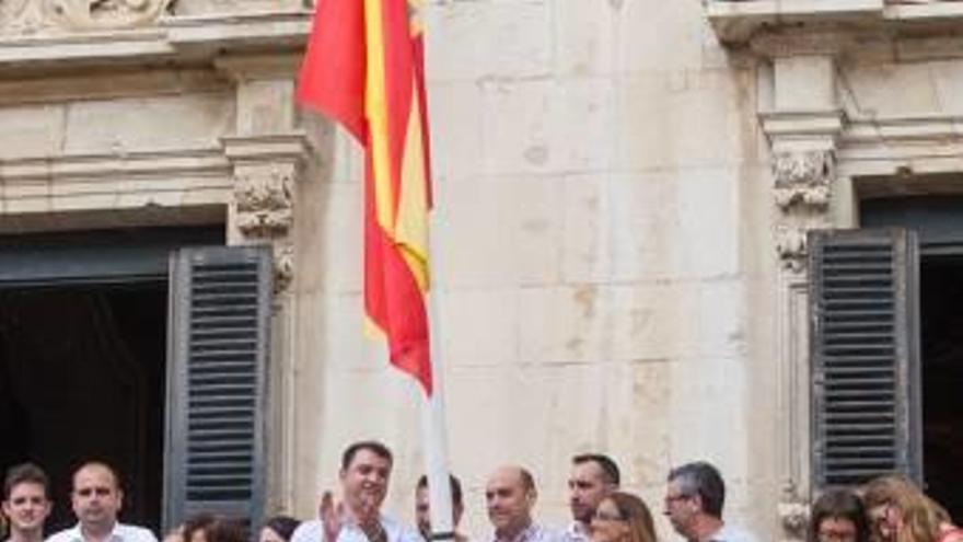 La pancarta por el Orgullo estará en el balcón hasta el domingo.