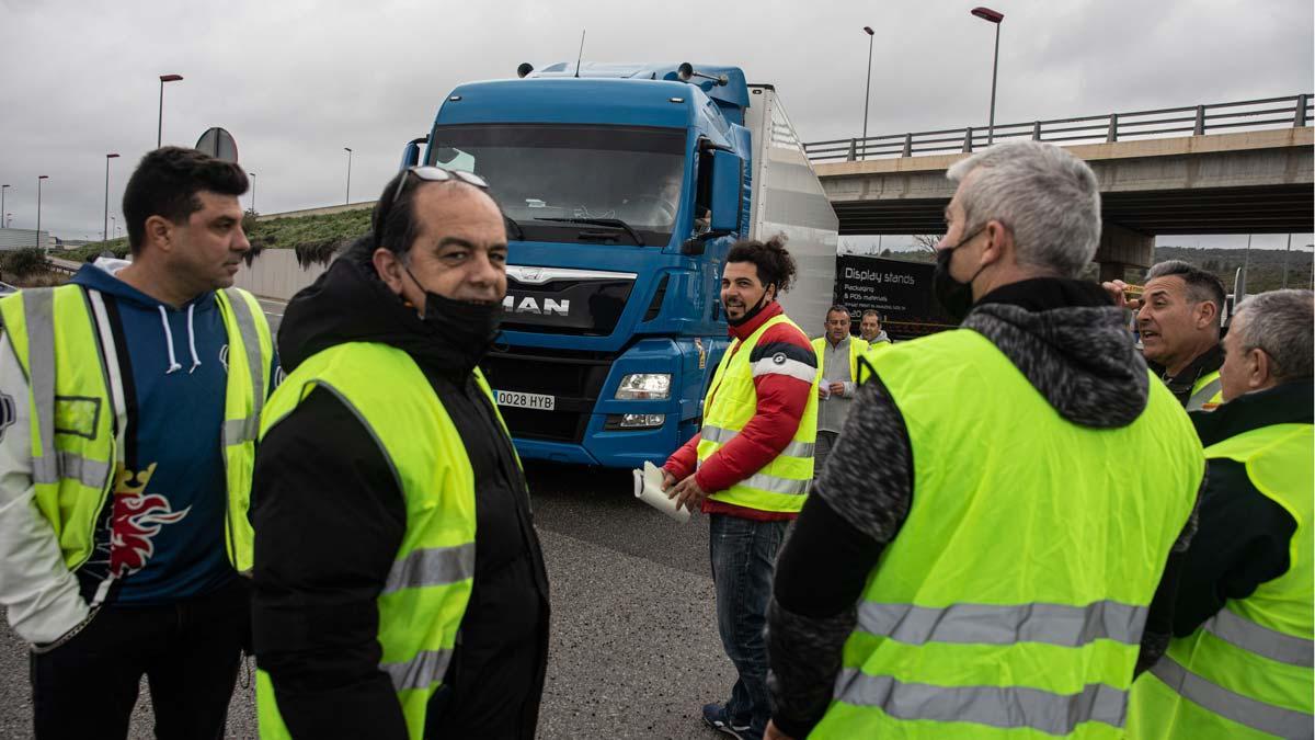 Piquetes informativos paran a los transportistas en la zona de Figueres, informándoles de la huelga que van hacer por la subida de los carburantes. 