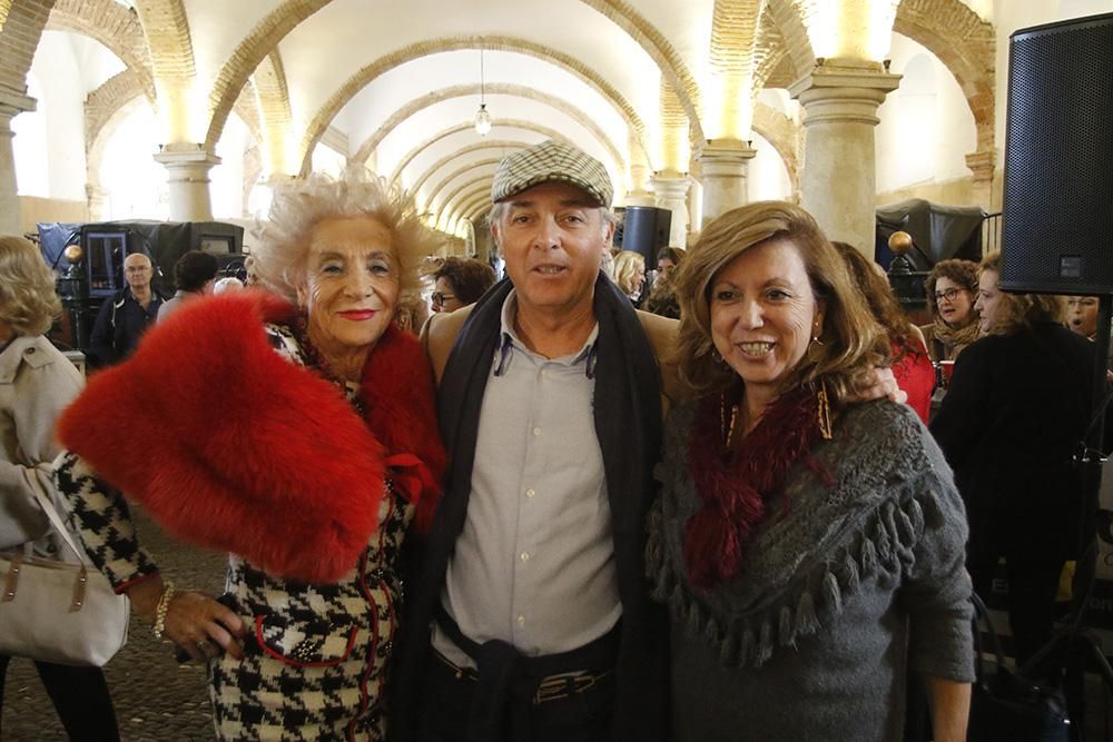 Primer mercadillo solidario de la Asociación Española Contra el Cáncer.