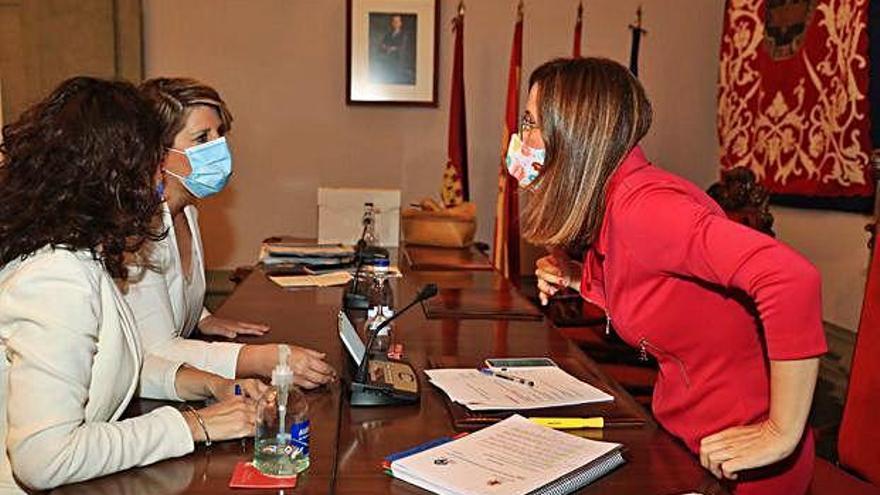 La alcaldesa, Ana Belén Castejón, y la vicealcaldesa, Noelia Arroyo, conversan con la Secretaria en un momento del pleno.