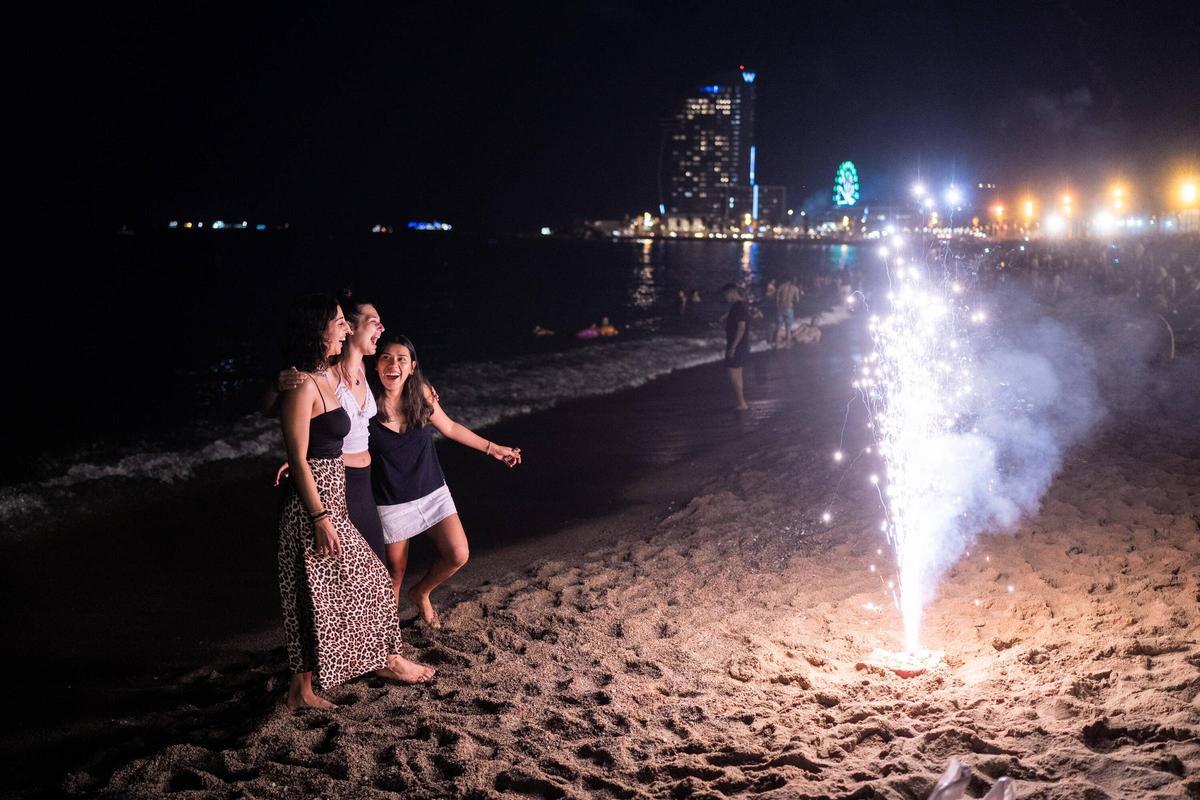 La playa de la Barceloneta llena para celebrar la noche de Sant Joan La playa de la Barceloneta llena para celebrar la noche de Sant Joan
