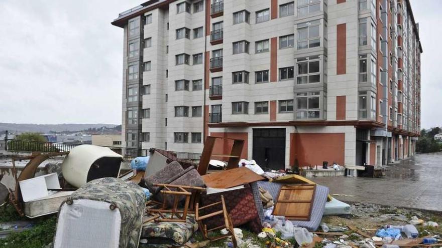 Edificio desocupado en Fontenova en 2012, con escombros delante en la calle.