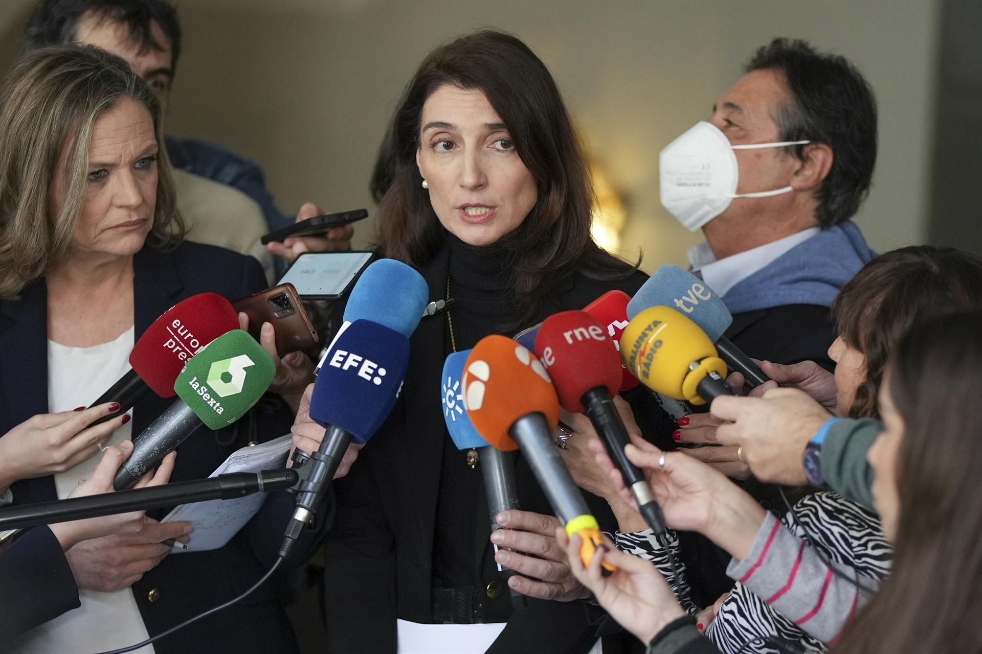 La ministra de Justicia, Pilar Llop, atiende a los periodistas.