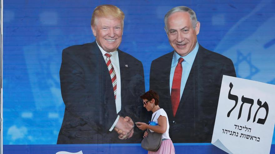 Un cartel electoral del Likud, con una foto de Netanyahu y Trump.