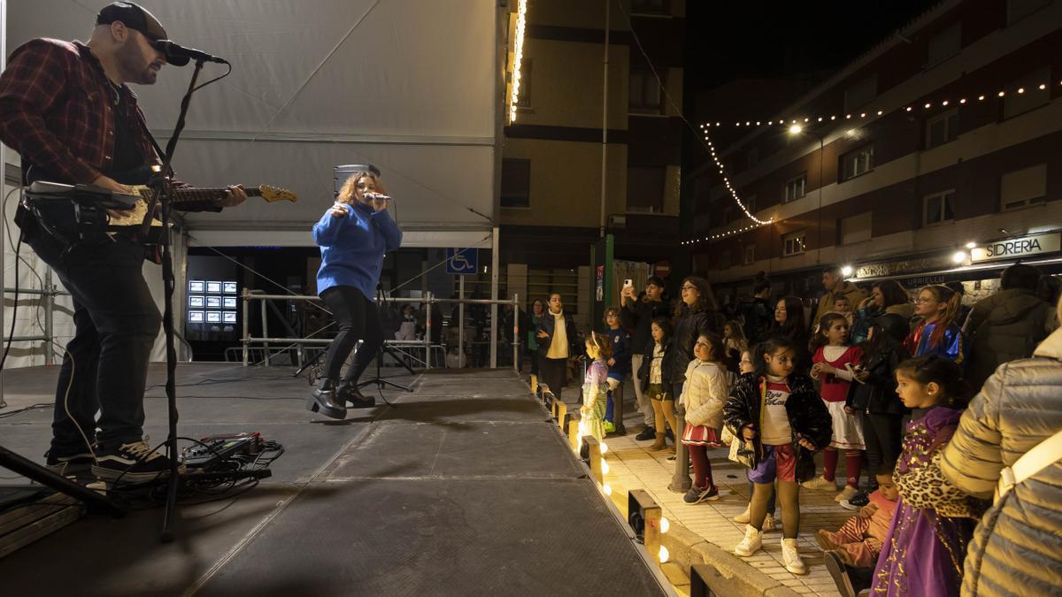 El Antroxu pinta mucho en Llanera: sesión de maquillaje, talleres e hinchables para celebrar el Carnaval en Lugo