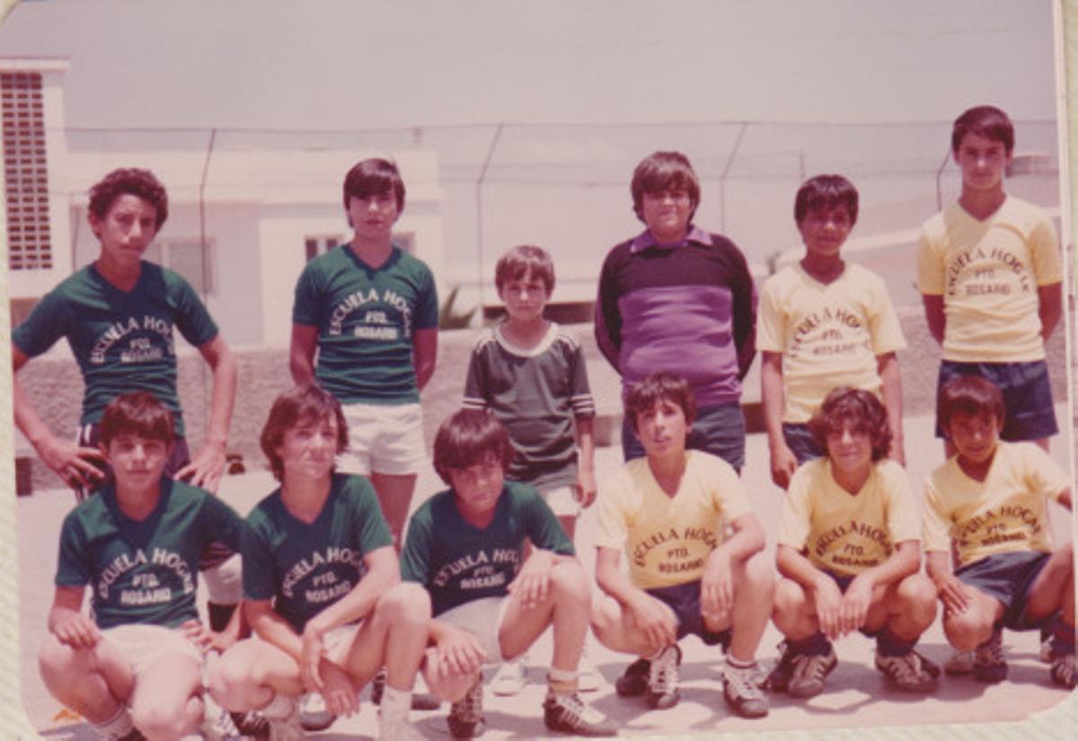 Formación de un equipo de fútbol de la Escuela Hogar de Puerto del Rosario. Las tres actividades formaban parte de la oferta de ocio, cultura y deportes en el centro.