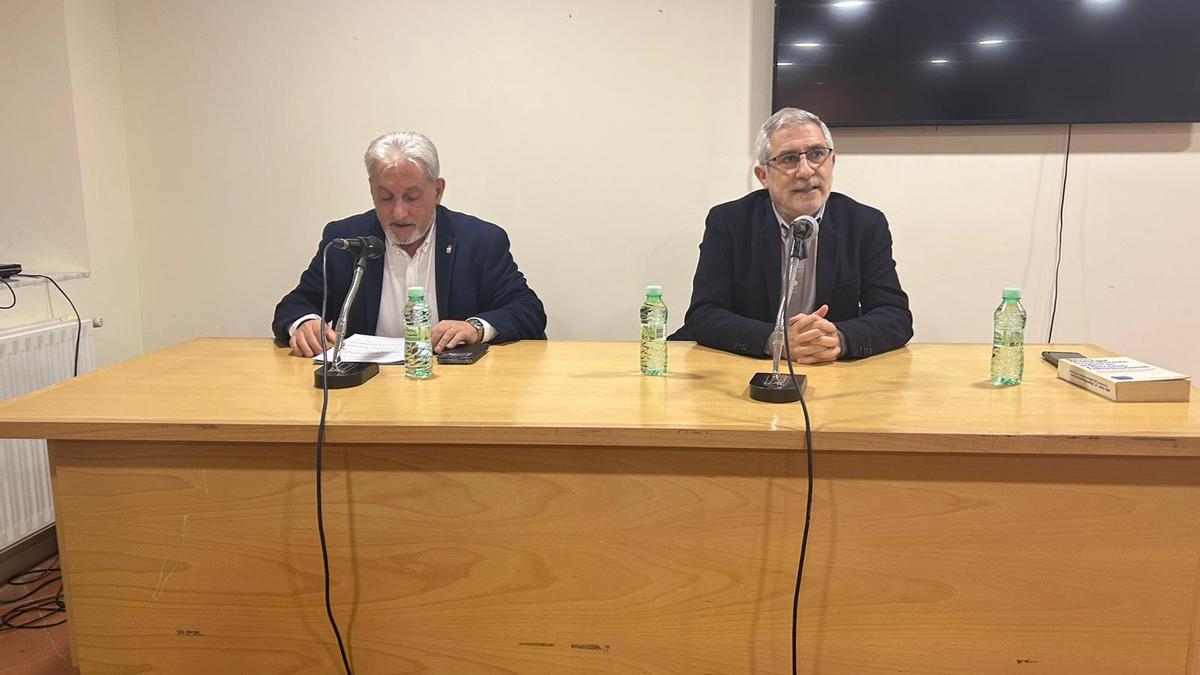 Manuel Burón, coordinador de IU en Benavente, y Gaspar Llamazares, durante la presentación “Del sueño democrático a la pesadilla populista”