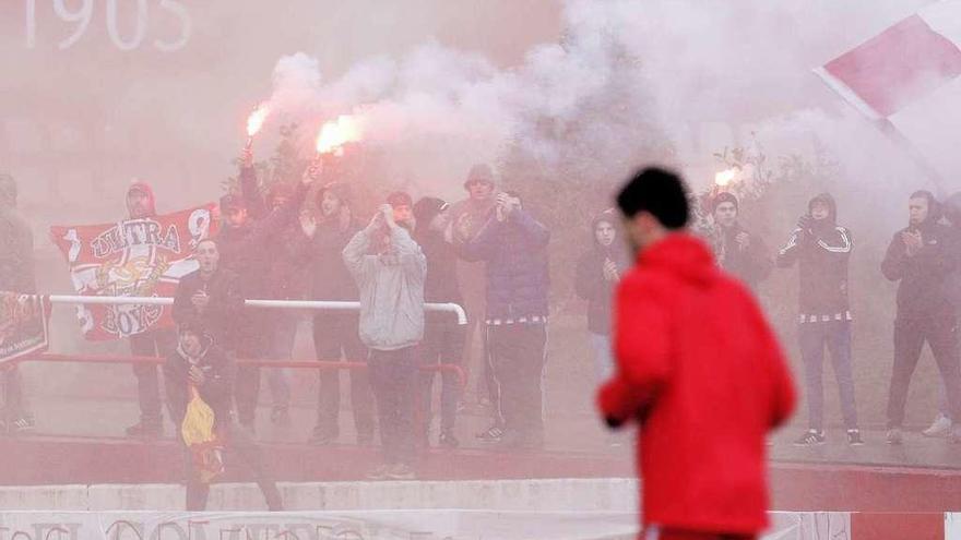 Los Ultra Boys animan el entrenamiento con bengalas y pancartas