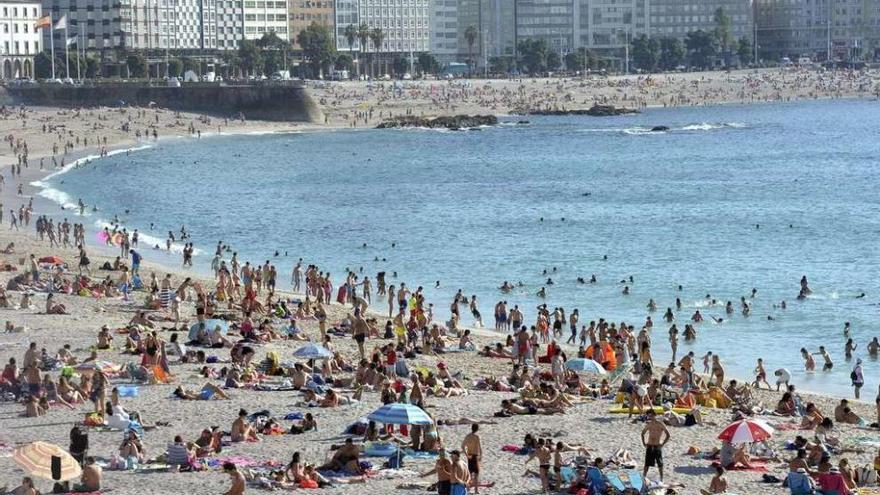 Bañistas en la playa del Orzán el pasado julio.