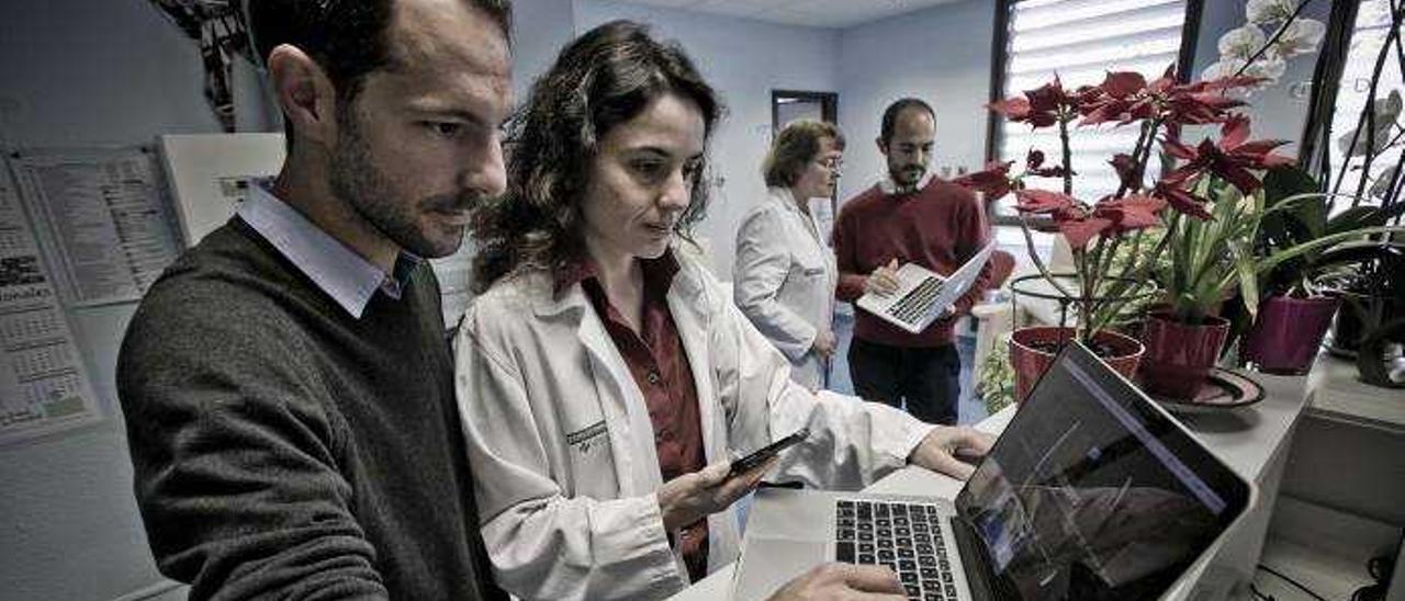 Aurelia Bustos, junto a una de las cuatro personas que trabajan en la red social, el pasado viernes en el Hospital de Sant Joan.