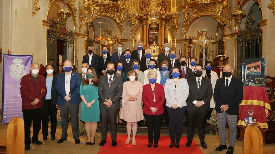 Nutrida representación de la sociedad alicantina y representantes políticos acompañando a las Cofradías de La Soledad y San Pedro