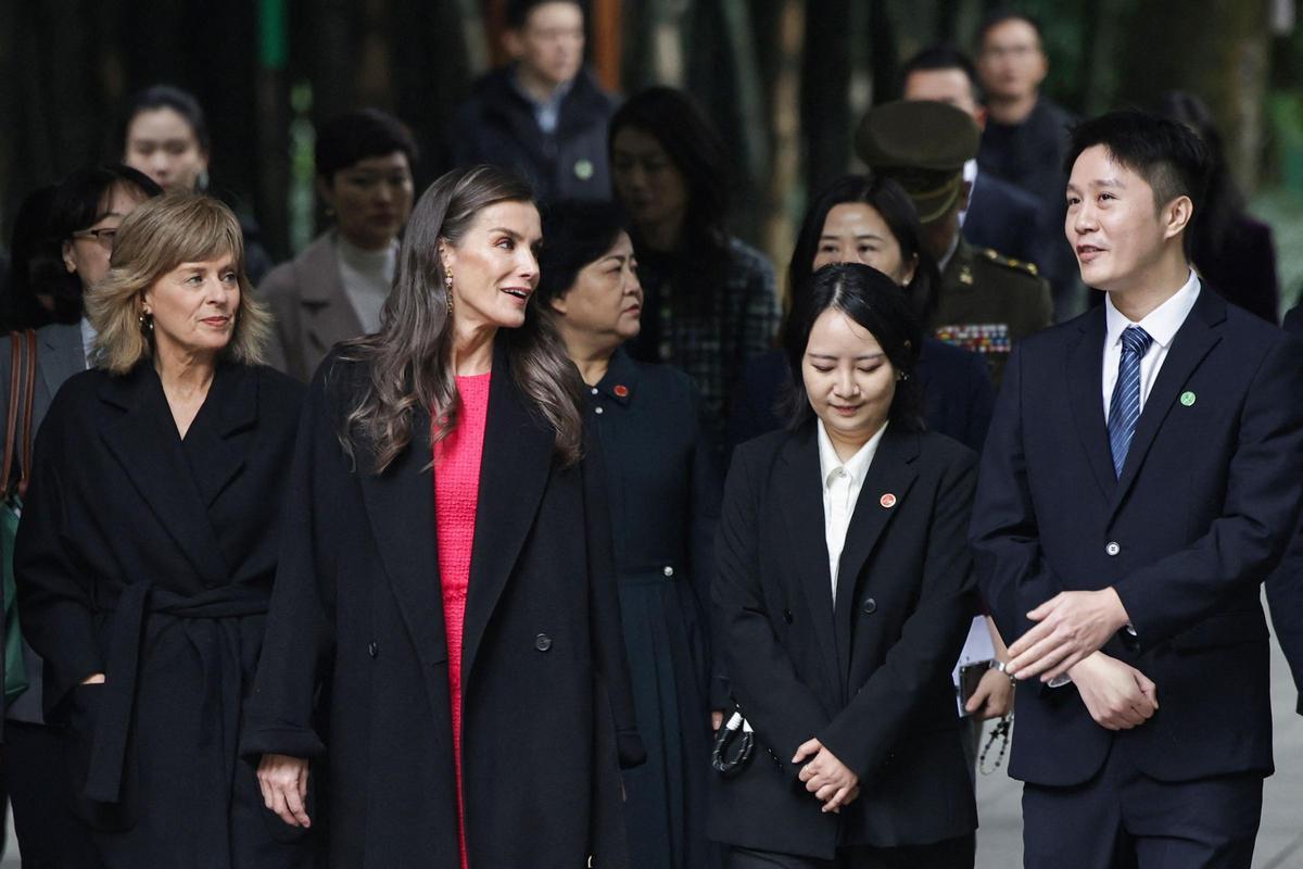 La reina Letizia rinde homenaje a Antonio Machado en el parque de una poeta en Chengdú