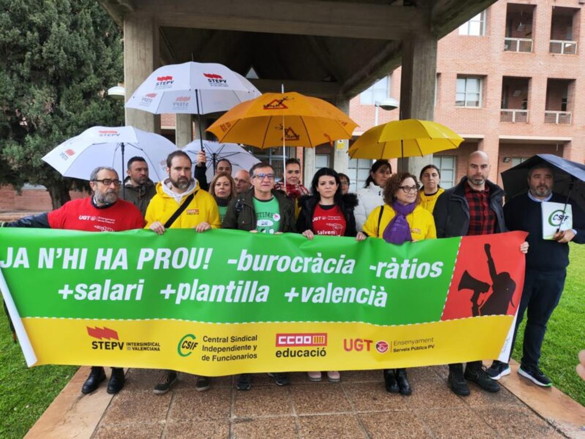 Protesta de STEPV, UGT y CCOO ante la Conselleria de Educación
