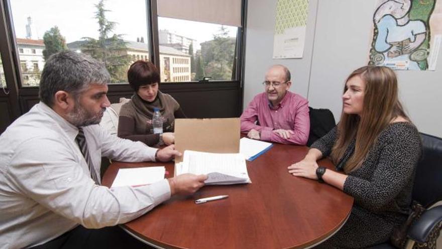 Braña -izquierda-, ayer, en la reunión con representantes del colectivo de familiares de discapacitados intelectuales.