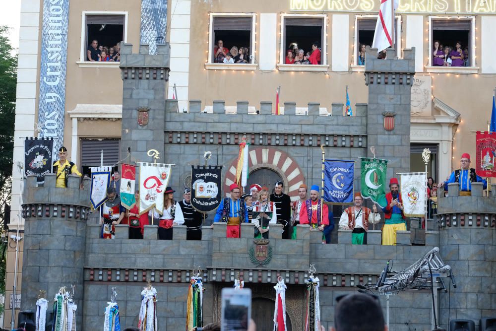 Millones de papelitos sobrevolaron a los miles de eldenses que se apiñaron cerca del castillo de Embajadas para escuchar y cantar el pasodoble Idella, que marca el comienzo de las fiestas