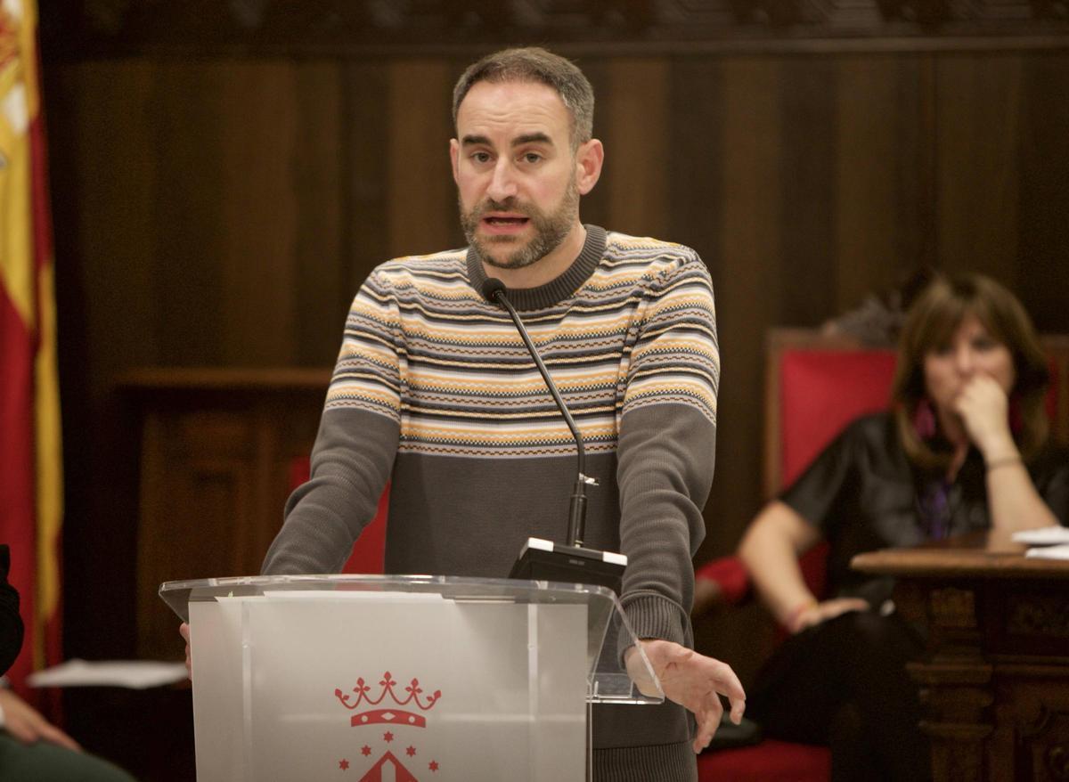 El concejal Javier Raro, en el pleno municipal de Sagunt.
