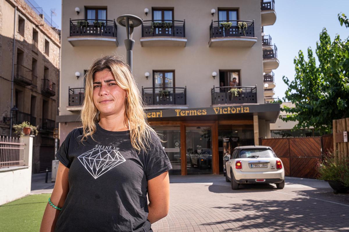 Estefanía Mora, vecina de El Farell, delante del Hotel Termes en Caldes de Montbui