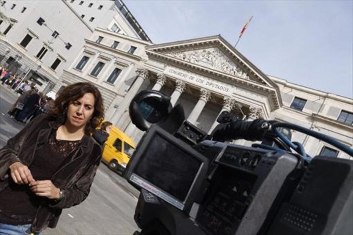 Irene Lozano atén els mitjans de comunicació, ahir, a les portes del Congrés dels Diputats.