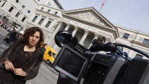 Irene Lozano atén els mitjans de comunicació, ahir, a les portes del Congrés dels Diputats.