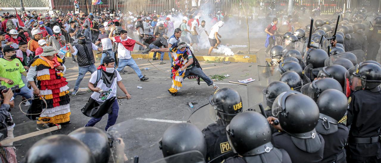 Manifestantes se enfrentan con la Policía en el Parque Universitario durante la llamada 'toma de Lima' hoy, en Lima (Perú).