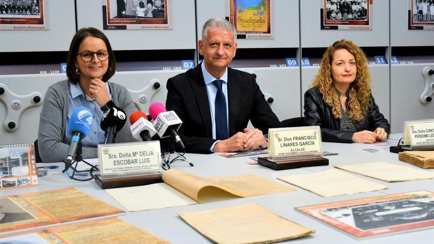 Delia Escobar, Francisco Linares y Concepción Perdomo en la rueda de prensa de hoy en el AMLO