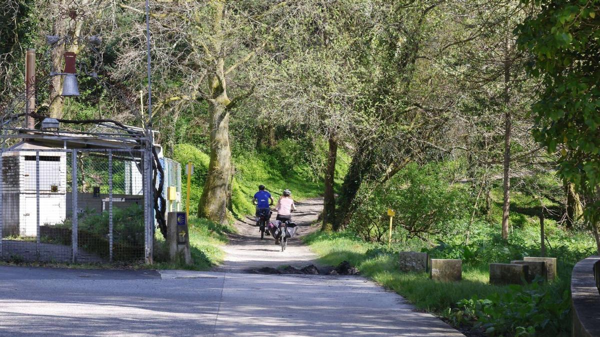 Peregrinos en bicleta haciendo el camino de Santiago.